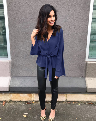 Stílusos női ing mély nyakkivágással és több színben megkötővel