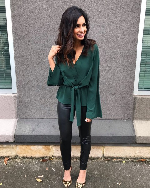 Stílusos női ing mély nyakkivágással és több színben megkötővel