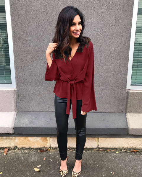 Stílusos női ing mély nyakkivágással és több színben megkötővel