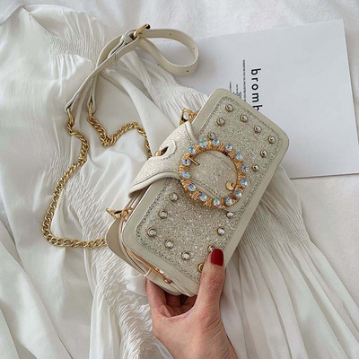 Stílusos kézitáska fényes elemekkel és kövekkel négy színben, hosszú fémlánccal