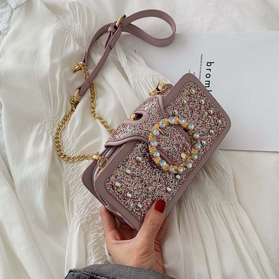 Stílusos kézitáska fényes elemekkel és kövekkel négy színben, hosszú fémlánccal