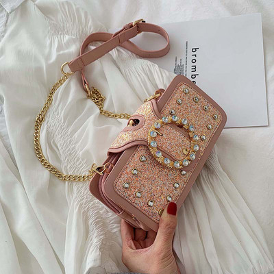 Stílusos kézitáska fényes elemekkel és kövekkel négy színben, hosszú fémlánccal