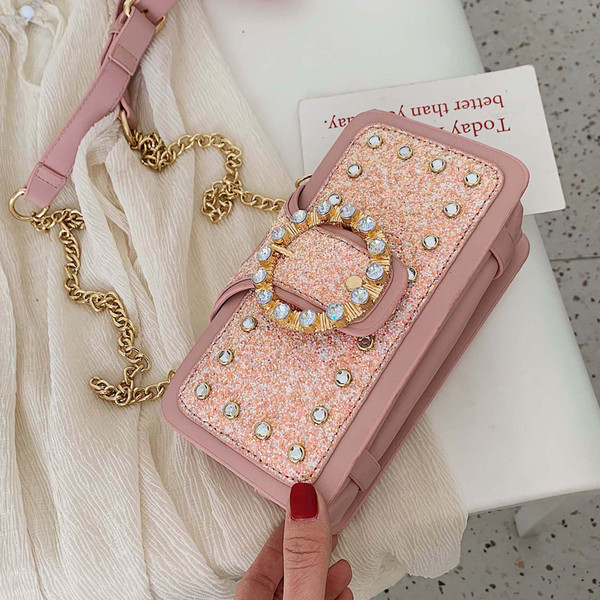 Stílusos kézitáska fényes elemekkel és kövekkel négy színben, hosszú fémlánccal