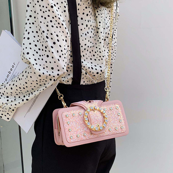 Stílusos kézitáska fényes elemekkel és kövekkel négy színben, hosszú fémlánccal