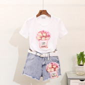 Naprakész női szett, amely egy pólót és rövidnadrágot tartalmaz rátéttel és 3D elemmel