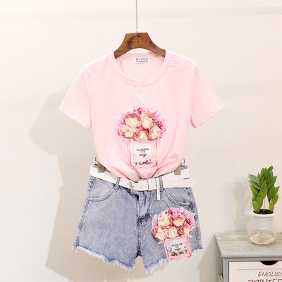 Naprakész női szett, amely egy pólót és rövidnadrágot tartalmaz rátéttel és 3D elemmel