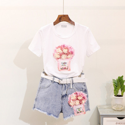 Naprakész női szett, amely egy pólót és rövidnadrágot tartalmaz rátéttel és 3D elemmel