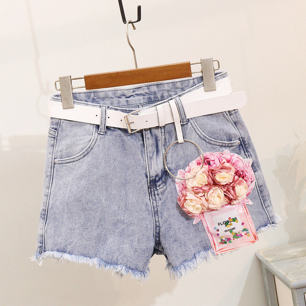 Naprakész női szett, amely egy pólót és rövidnadrágot tartalmaz rátéttel és 3D elemmel