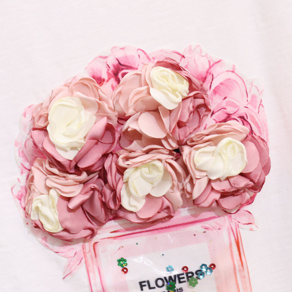 Naprakész női szett, amely egy pólót és rövidnadrágot tartalmaz rátéttel és 3D elemmel