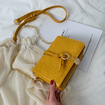 Μοντέρνα γυναικεία έκο δερμάτινη τσάντα σε έξι χρώματα με μεταλλικά στοιχεία και μεγάλη αλυσίδα