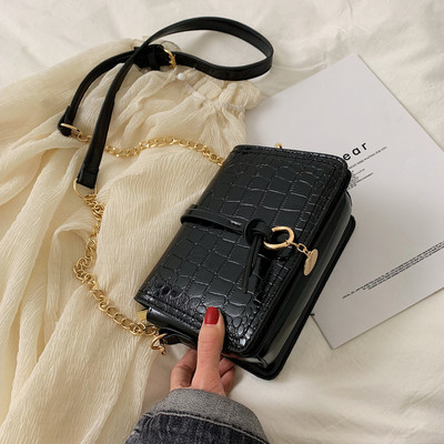 Μοντέρνα γυναικεία έκο δερμάτινη τσάντα σε έξι χρώματα με μεταλλικά στοιχεία και μεγάλη αλυσίδα