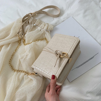 Μοντέρνα γυναικεία έκο δερμάτινη τσάντα σε έξι χρώματα με μεταλλικά στοιχεία και μεγάλη αλυσίδα