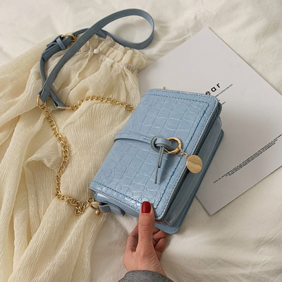 Μοντέρνα γυναικεία έκο δερμάτινη τσάντα σε έξι χρώματα με μεταλλικά στοιχεία και μεγάλη αλυσίδα