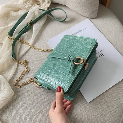 Μοντέρνα γυναικεία έκο δερμάτινη τσάντα σε έξι χρώματα με μεταλλικά στοιχεία και μεγάλη αλυσίδα