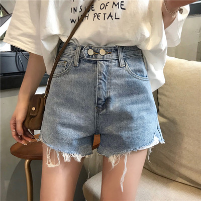 Lezser női rövidnadrág szakadt motívumokkal, világos színben