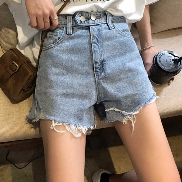 Lezser női rövidnadrág szakadt motívumokkal, világos színben