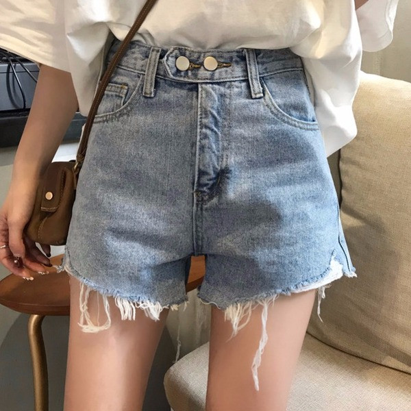 Lezser női rövidnadrág szakadt motívumokkal, világos színben