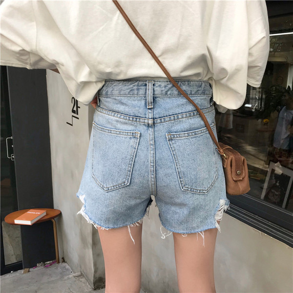 Lezser női rövidnadrág szakadt motívumokkal, világos színben