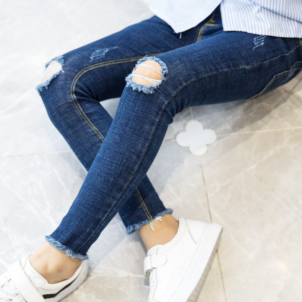 Lányoknak szánt gyerekfarmer két színben, szakadt motívumokkal