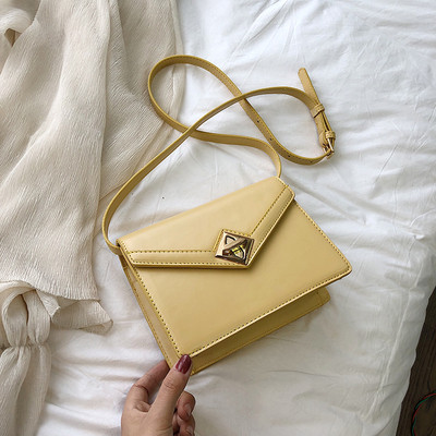 Κομψή γυναικεία έκο δερμάτινη τσάντα σε τέσσερα χρώματα με δισδιάστατη μεταλλική στερέωση