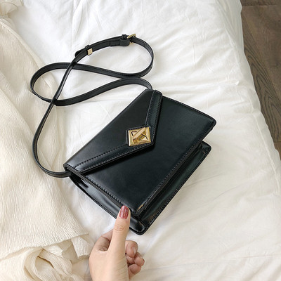 Κομψή γυναικεία έκο δερμάτινη τσάντα σε τέσσερα χρώματα με δισδιάστατη μεταλλική στερέωση