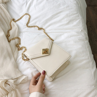 Κομψή γυναικεία έκο δερμάτινη τσάντα σε τέσσερα χρώματα με δισδιάστατη μεταλλική στερέωση