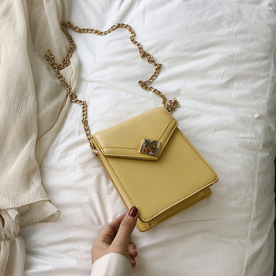 Κομψή γυναικεία έκο δερμάτινη τσάντα σε τέσσερα χρώματα με δισδιάστατη μεταλλική στερέωση