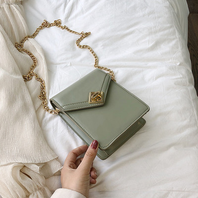 Κομψή γυναικεία έκο δερμάτινη τσάντα σε τέσσερα χρώματα με δισδιάστατη μεταλλική στερέωση