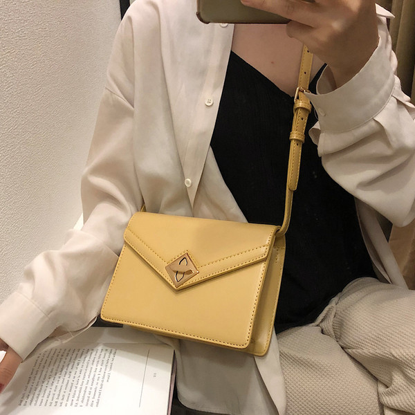 Κομψή γυναικεία έκο δερμάτινη τσάντα σε τέσσερα χρώματα με δισδιάστατη μεταλλική στερέωση