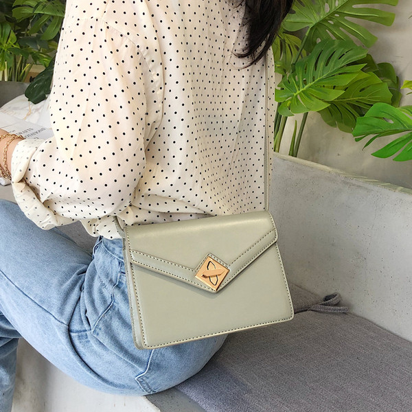 Κομψή γυναικεία έκο δερμάτινη τσάντα σε τέσσερα χρώματα με δισδιάστατη μεταλλική στερέωση