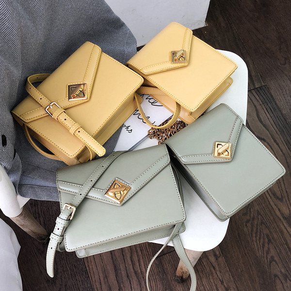 Κομψή γυναικεία έκο δερμάτινη τσάντα σε τέσσερα χρώματα με δισδιάστατη μεταλλική στερέωση