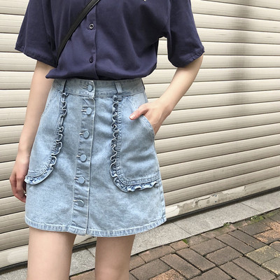 Stílusos női szoknya gombokkal és magas derékkal