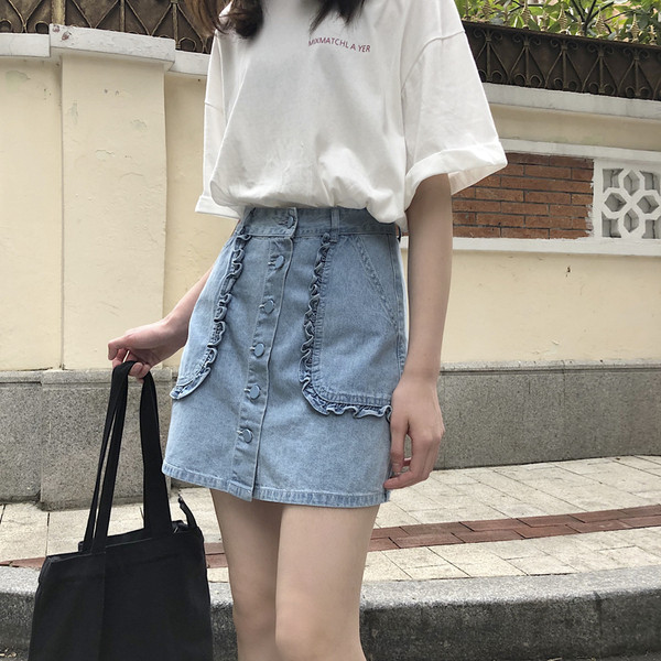 Stílusos női szoknya gombokkal és magas derékkal