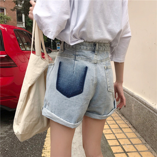 Új, világos színű, zsebes női rövidnadrág modell