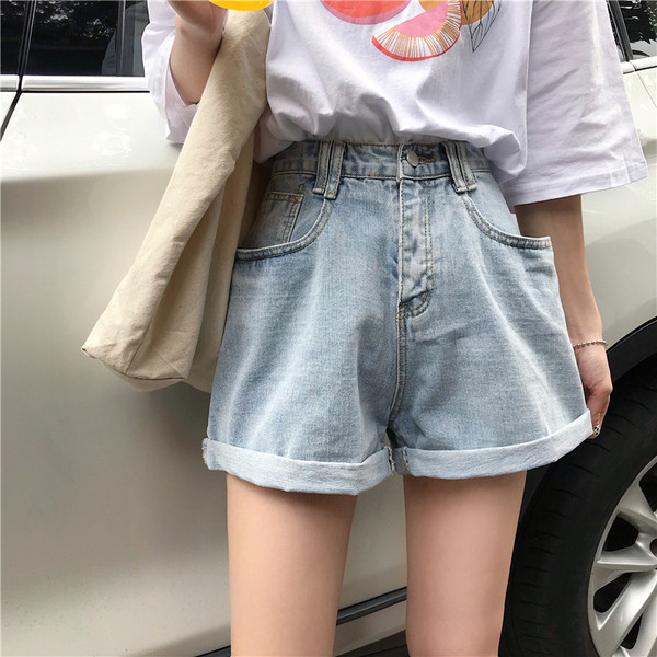 Új, világos színű, zsebes női rövidnadrág modell