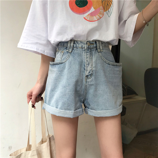 Új, világos színű, zsebes női rövidnadrág modell