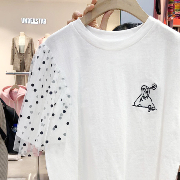 Μοντέρνα γυναικεία μπλούζα με κεντήματα και τούλι σε δύο χρώματα