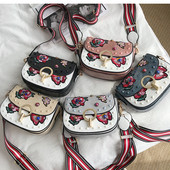 Öt színben, fém elemekkel és virágmotívumokkal díszített stílusos, öko bőrből készült női táska