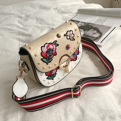 Öt színben, fém elemekkel és virágmotívumokkal díszített stílusos, öko bőrből készült női táska