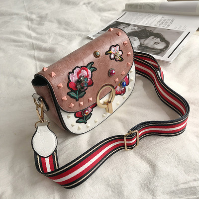 Öt színben, fém elemekkel és virágmotívumokkal díszített stílusos, öko bőrből készült női táska