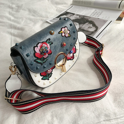 Öt színben, fém elemekkel és virágmotívumokkal díszített stílusos, öko bőrből készült női táska