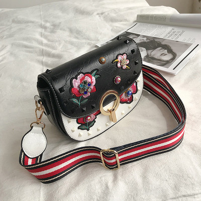 Öt színben, fém elemekkel és virágmotívumokkal díszített stílusos, öko bőrből készült női táska