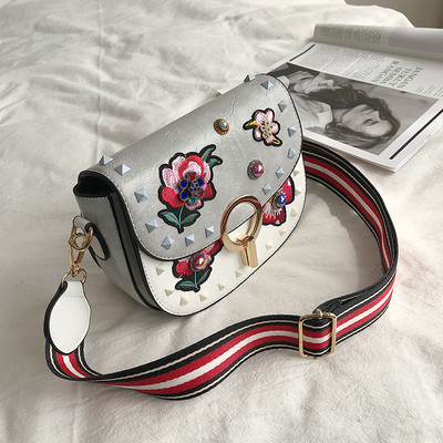 Öt színben, fém elemekkel és virágmotívumokkal díszített stílusos, öko bőrből készült női táska