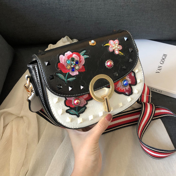 Öt színben, fém elemekkel és virágmotívumokkal díszített stílusos, öko bőrből készült női táska