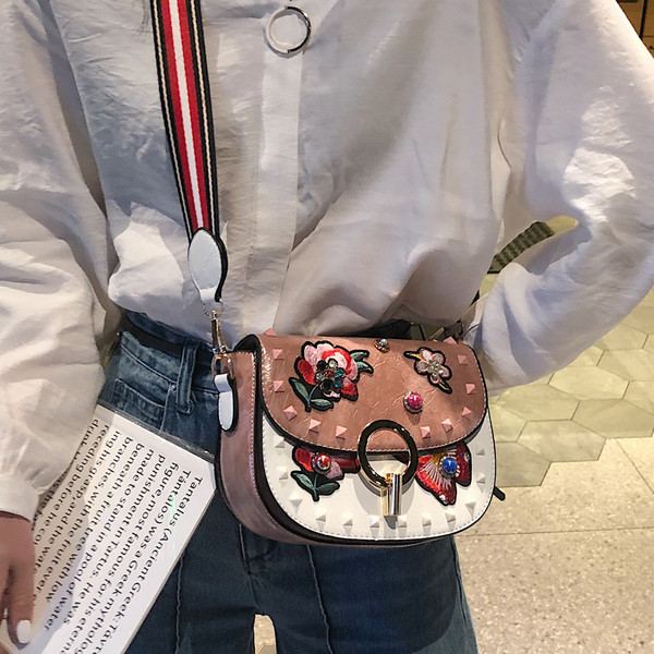 Öt színben, fém elemekkel és virágmotívumokkal díszített stílusos, öko bőrből készült női táska