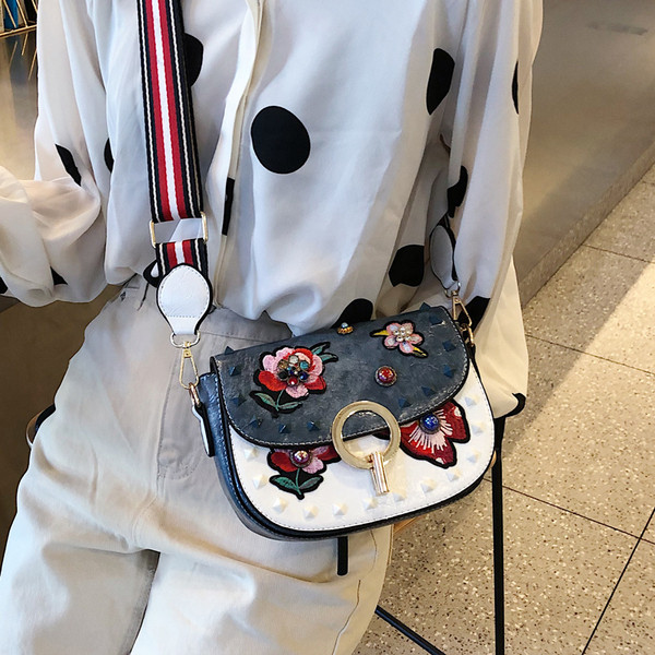 Öt színben, fém elemekkel és virágmotívumokkal díszített stílusos, öko bőrből készült női táska