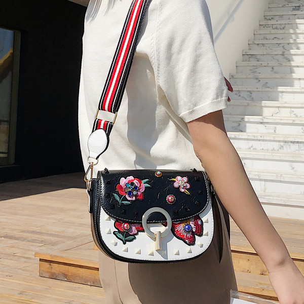 Öt színben, fém elemekkel és virágmotívumokkal díszített stílusos, öko bőrből készült női táska