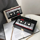 Modern női táska téglalap alakú, két színben alkalmazható hosszú fémlánccal