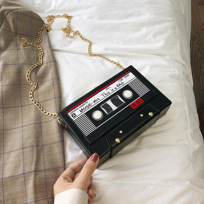 Modern női táska téglalap alakú, két színben alkalmazható hosszú fémlánccal