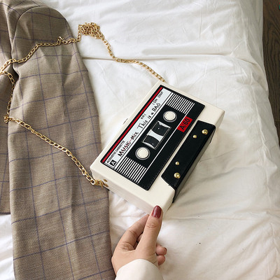 Modern női táska téglalap alakú, két színben alkalmazható hosszú fémlánccal